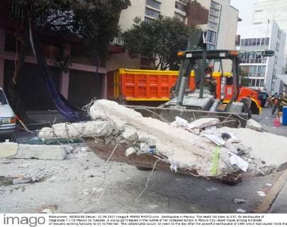 Earthquake in Mexico: The death toll rises to 237. An earthquake of magnitude 7.1 hit Mexico on Tuesday. A young girl trapped in the rubble of her collapsed school in Mexico City raised hopes among hundreds of rescuers working furiously to try to free her. This catastrophe occurs 32 years to the day after the powerful earthquake of 1985 which had caused more than 10,000 deaths. Mexico Mexico  549046