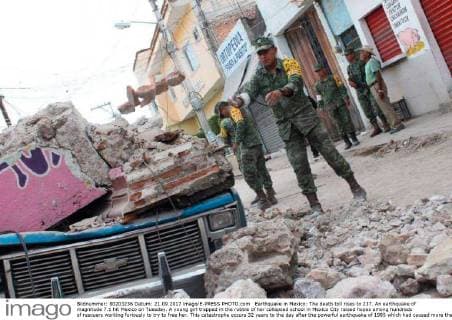 Earthquake in Mexico: The death toll rises to 237. An earthquake of magnitude 7.1 hit Mexico on Tuesday. A young girl trapped in the rubble of her collapsed school in Mexico City raised hopes among hundreds of rescuers working furiously to try to free her. This catastrophe occurs 32 years to the day after the powerful earthquake of 1985 which had caused more than 10,000 deaths. Mexico Mexico  549046