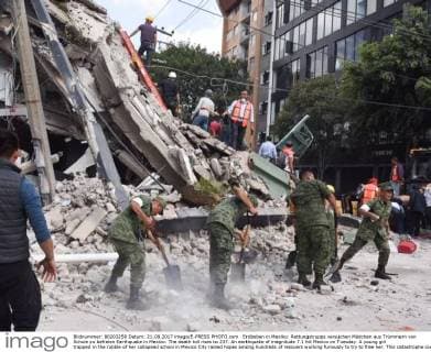 Erdbeben in Mexiko: Rettungstrupps versuchen Mädchen aus Trümmern von Schule zu befreien Earthquake in Mexico: The death toll rises to 237. An earthquake of magnitude 7.1 hit Mexico on Tuesday. A young girl trapped in the rubble of her collapsed school in Mexico City raised hopes among hundreds of rescuers working furiously to try to free her. This catastrophe occurs 32 years to the day after the powerful earthquake of 1985 which had caused more than 10,000 deaths. Mexico Mexico  549046