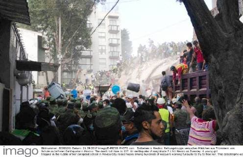 Erdbeben in Mexiko: Rettungstrupps versuchen Mädchen aus Trümmern von Schule zu befreien Earthquake in Mexico: The death toll rises to 237. An earthquake of magnitude 7.1 hit Mexico on Tuesday. A young girl trapped in the rubble of her collapsed school in Mexico City raised hopes among hundreds of rescuers working furiously to try to free her. This catastrophe occurs 32 years to the day after the powerful earthquake of 1985 which had caused more than 10,000 deaths. Mexico Mexico  549046