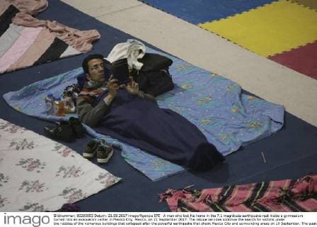 A man who lost his home in the 7.1 magnitude earthquake rest inside a gymnasium turned into an evacuation center in Mexico City, Mexico, on 21 September 2017. The rescue services continue the search for victims under the rubbles of the numerous buildings that collapsed after the powerful earthquake that shook Mexico City and surrounding areas on 19 September. The quake left at least 230 people dead, a hundred of them in the Mexican capital alone, according to authorities. Earthquake aftermath !ACHTUNG: NUR REDAKTIONELLE NUTZUNG!  Copyright: xJorgexDanxLopezx GRA141 20170921-636416000781736486