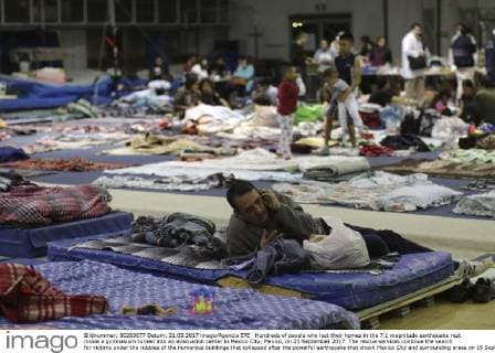 Hundreds of people who lost their homes in the 7.1 magnitude earthquake rest inside a gymnasium turned into an evacuation center in Mexico City, Mexico, on 21 September 2017. The rescue services continue the search for victims under the rubbles of the numerous buildings that collapsed after the powerful earthquake that shook Mexico City and surrounding areas on 19 September. The quake left at least 230 people dead, a hundred of them in the Mexican capital alone, according to authorities. Earthquake aftermath !ACHTUNG: NUR REDAKTIONELLE NUTZUNG!  Copyright: xJorgexDanxLopezx GRA141 20170921-636416000804200486