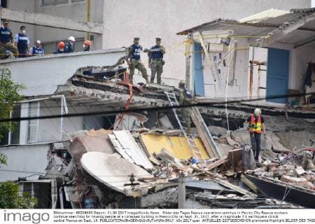 Bilder des Tages Rescue operations continue in Mexico City Rescue workers continue searching for missing people at a collapsed building in Mexico City on Sept. 21, 2017, after a magnitude 7.1 earthquake struck central Mexico on Sept. 19. 