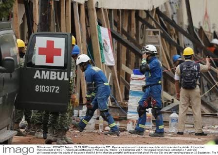 Rescue services and volunteers search for victims under the debris of the school that collapsed in the 7.1 magnitude earthquake in Mexico City, Mexico, 21 September 2017. The rescue forces have contacted a 7 year-old girl trapped under the debris of the school that fell down after the powerful earthquake that shook Mexico City and surrounding areas on 19 September. The Mexican Navy (Semar) have confirmed that they are close to save the girl, who resists under the rubbles and who has told the rescue members that there are more children alive with her, but their number is unknown, Semar s Almirant Jose Luis Vergara has said. The collapse of the school caused 25 victims, with some 21 children between them, according to the Public Education Secretariat. The quake left dozens of collapsed buildings across the country and at least 230 people de  Copyright: xJOSExMENDEZx 20170921-636416133416922952
