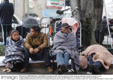 Parents await word while rescue services and volunteers search for their children under the debris of collapsed buildings in Mexico City, Mexico, 21 September 2017. A powerful 7.1 earthquake struck Mexico collapsing dozens of buildings and leaving at least 230 dead across the country. Rescue crews continue to search for victims after earthquake in Mexico !ACHTUNG: NUR REDAKTIONELLE NUTZUNG!  Copyright: xSASHENKAxGUTIERREZx 20170921-636416187193902044