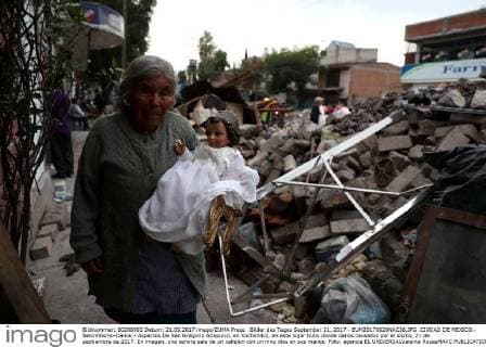 Bilder des Tages September 21, 2017 - EUM20170920NAC36.JPG .CIUDAD DE MEXICO.- SeismSismo-Danos.- Aspectos De San Gregorio Atlapulco, en Xochimilco, en este lugar hubo donde danos causados por el sismo, 21 de septiembre de 2017. En imagen, una senora sale de un callejon con un nino dios en sus manos. Foto: agencia EL UNIVERSALValente RosasMAVC  - ZUMAu78_ 20170921_zaf_u78_050 Copyright: xElxUniversalx