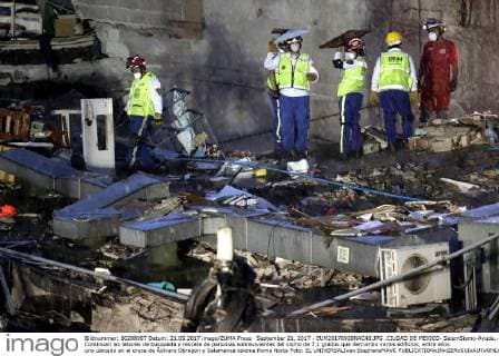 September 21, 2017 - EUM20170920NAC40.JPG .CIUDAD DE MEXICO- SeismSismo-Ayuda.- Continuan las labores de busqueda y rescate de personas sobrevivientes del sismo de 7.1 grados que derrumbo varios edificios, entre ellos uno ubicado en el cruce de Ãlvaro Obregon y Salamanca colonia Roma Norte Foto: EL UNIVERSALIvan StephensMAVC  - ZUMAu78_ 20170921_zaf_u78_054 Copyright: xElxUniversalx