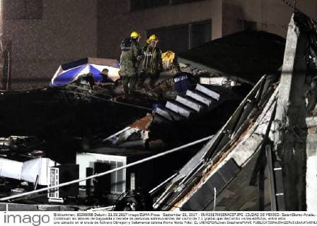 September 21, 2017 - EUM20170920NAC37.JPG .CIUDAD DE MEXICO- SeismSismo-Ayuda.- Continuan las labores de busqueda y rescate de personas sobrevivientes del sismo de 7.1 grados que derrumbo varios edificios, entre ellos uno ubicado en el cruce de Ãlvaro Obregon y Salamanca colonia Roma Norte Foto: EL UNIVERSALIvan StephensMAVC  - ZUMAu78_ 20170921_zaf_u78_055 Copyright: xElxUniversalx