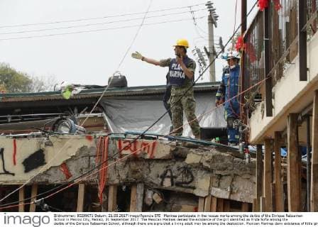Marines participate in the rescue works among the derbis of the Enrique Rebsamen School in Mexico City, Mexico, 21 September 2017. The Mexican Marines denied the existence of the girl identified as Frida Sofia among the derbis of the Enrique Rebsamen School, although there are signs that a living adult may be among the destuction. Mexican Marines deny existence of little girl Frida Sofia !ACHTUNG: NUR REDAKTIONELLE NUTZUNG!  Copyright: xJosexMendezx CMX003 20170921-636416351124626700