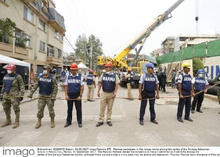 Marines participate in the rescue works among the derbis of the Enrique Rebsamen School in Mexico City, Mexico, 21 September 2017. The Mexican Marines denied the existence of the girl identified as Frida Sofia among the derbis of the Enrique Rebsamen School, although there are signs that a living adult may be among the destuction. Mexican Marines deny existence of little girl Frida Sofia !ACHTUNG: NUR REDAKTIONELLE NUTZUNG!  Copyright: xJosexMendezx CMX004 20170921-636416351143814577