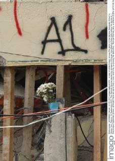 A view of white flowers among the derbis of the Enrique Rebsamen School in Mexico City, Mexico, 21 September 2017. The Mexican Marines denied the existence of the girl identified as Frida Sofia among the derbis of the Enrique Rebsamen School, although there are signs that a living adult may be among the destuction. Mexican Marines deny existence of little girl Frida Sofia !ACHTUNG: NUR REDAKTIONELLE NUTZUNG!  Copyright: xJosexMendezx CMX006 20170922-636416352511301811
