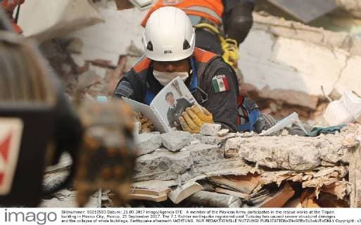 A member of the Mexican Army participates in the rescue works at the Tlapan building in Mexico City, Mexico, 21 September 2017. The 7.1 Richter earthquake registered past Tuesday has caused severe structural damages and the collapse of whole buildings. Earthquake aftermath !ACHTUNG: NUR REDAKTIONELLE NUTZUNG!  Copyright: xJosexMendezx CMX353 20170922-636416461412875592
