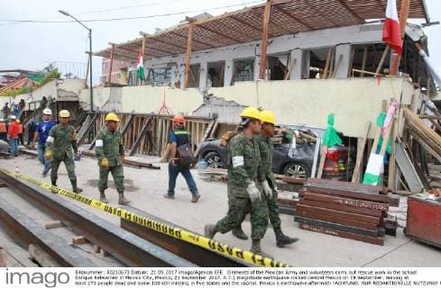 Elements of the Mexican Army and volunteers carry out rescue work in the school Enrique Rebsamen in Mexico City, Mexico, 21 September 2017. A 7.1 magnitude earthquake rocked central Mexico on 19 September, leaving at least 273 people dead and some 100 still missing in five states and the capital. Mexico s earthquake aftermath !ACHTUNG: NUR REDAKTIONELLE NUTZUNG!  Copyright: xMarioxGuzmanx MEX01 20170922-636416475414967592