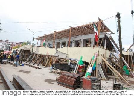 Elements of the Mexican Army and volunteers carry out rescue work in the school Enrique Rebsamen in Mexico City, Mexico, 21 September 2017. A 7.1 magnitude earthquake rocked central Mexico on 19 September, leaving at least 273 people dead and some 100 still missing in five states and the capital. Mexico s earthquake aftermath !ACHTUNG: NUR REDAKTIONELLE NUTZUNG!  Copyright: xMarioxGuzmanx MEX01 20170922-636416476050667592