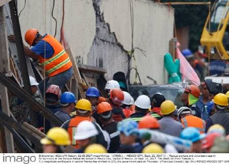 (170921) -- MEXICO CITY, Sept. 21, 2017 () -- Rescue workers and volunteers search for survivors at the Enrique Rebsamen school in Mexico City, capital of Mexico, on Sept. 21, 2017. The death toll from Tuesday s 7.1-magnitude earthquake in central Mexico has climbed to 273, the government said on Thursday. ( Francisco Canedo) (jg) (fnc) MEXICO-MEXICO CITY-EARTHQUAKE-DEATH TOLL Xinhua 