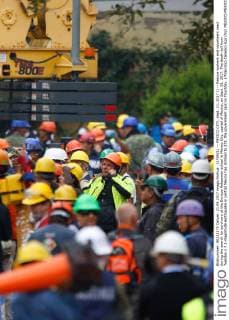 (170921) -- MEXICO CITY, Sept. 21, 2017 () -- Rescue workers and volunteers react during the search for survivors at the Enrique Rebsamen school in Mexico City, capital of Mexico, on Sept. 21, 2017. The death toll from Tuesday s 7.1-magnitude earthquake in central Mexico has climbed to 273, the government said on Thursday. ( Francisco Canedo) (jg) (fnc) MEXICO-MEXICO CITY-EARTHQUAKE-DEATH TOLL Xinhua 