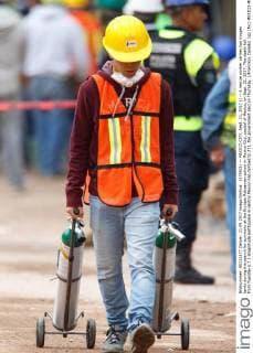 (170921) -- MEXICO CITY, Sept. 21, 2017 () -- A rescue worker carries two oxygen tanks during the search for survivors at the Enrique Rebsamen school in Mexico City, capital of Mexico, on Sept. 21, 2017. The death toll from Tuesday s 7.1-magnitude earthquake in central Mexico has climbed to 273, the government said on Thursday. ( Francisco Canedo) (jg) (fnc) MEXICO-MEXICO CITY-EARTHQUAKE-DEATH TOLL Xinhua 