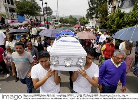 (170922) -- MEXICO CITY, Sept. 22, 2017 -- People attend a funeral of a 4-year-old girl Naomi after an earthquake in Mexico City, capital of Mexico, on Sept. 21, 2017. The death toll from Tuesday s 7.1-magnitude earthquake in central Mexico has climbed to 273, the government said on Thursday. Half of those deaths occurred in the capital Mexico City, where nearly 40 buildings collapsed, and the remainder in surrounding and nearby states. David de la Paz)(da)(vf)(zhf) MEXICO-MEXICO CITY-EARTHQUAKE-AFTERMATH e DavidxdexlaxPaz 