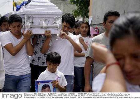 (170922) -- MEXICO CITY, Sept. 22, 2017 -- People attend a funeral of a 4-year-old girl Naomi after an earthquake in Mexico City, capital of Mexico, on Sept. 21, 2017. The death toll from Tuesday s 7.1-magnitude earthquake in central Mexico has climbed to 273, the government said on Thursday. Half of those deaths occurred in the capital Mexico City, where nearly 40 buildings collapsed, and the remainder in surrounding and nearby states. David de la Paz)(da)(vf)(zhf) MEXICO-MEXICO CITY-EARTHQUAKE-AFTERMATH e DavidxdexlaxPaz 