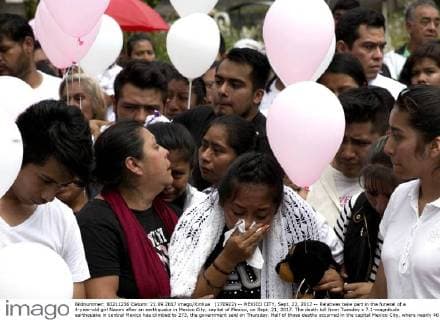 (170922) -- MEXICO CITY, Sept. 22, 2017 -- Relatives take part in the funeral of a 4-year-old girl Naomi after an earthquake in Mexico City, capital of Mexico, on Sept. 21, 2017. The death toll from Tuesday s 7.1-magnitude earthquake in central Mexico has climbed to 273, the government said on Thursday. Half of those deaths occurred in the capital Mexico City, where nearly 40 buildings collapsed, and the remainder in surrounding and nearby states.Carolina Endara)(da)(vf)(zhf) MEXICO-MEXICO CITY-EARTHQUAKE-AFTERMATH carolinaxendaraxarms 