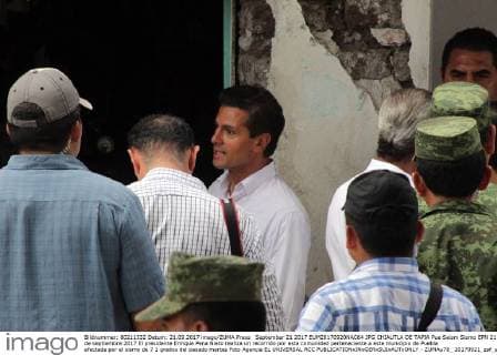 September 21 2017 EUM20170920NAC64 JPG CHIAUTLA DE TAPIA Pue Seism Sismo EPN 21 de septiembre 2017 El presidente Enrique Pena Nieto realiza un recorrido por esta comunidad perteneciente a este municipio de Puebla afectada por el sismo de 7 1 grados del pasado martes Foto Agencia EL UNIVERSAL RCC  - ZUMAu78_ 20170921_zaf_u78_077 Copyright: xOmarcontrerasx