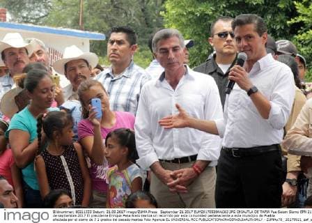 September 21 2017 EUM20170920NAC63 JPG CHIAUTLA DE TAPIA Pue Seism Sismo EPN 21 de septiembre 2017 El presidente Enrique Pena Nieto realiza un recorrido por esta comunidad perteneciente a este municipio de Puebla afectada por el sismo de 7 1 grados del pasado martes Foto Agencia EL UNIVERSAL RCC  - ZUMAu78_ 20170921_zaf_u78_078 Copyright: xOmarcontrerasx