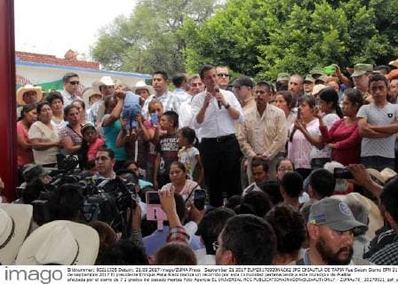 September 21 2017 EUM20170920NAC62 JPG CHIAUTLA DE TAPIA Pue Seism Sismo EPN 21 de septiembre 2017 El presidente Enrique Pena Nieto realiza un recorrido por esta comunidad perteneciente a este municipio de Puebla afectada por el sismo de 7 1 grados del pasado martes Foto Agencia EL UNIVERSAL RCC  - ZUMAu78_ 20170921_zaf_u78_080 Copyright: xOmarcontrerasx