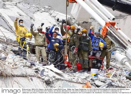 Bilder des Tages September 21 2017 EUM20170921NAC66 JPG CIUDAD DE MEXICO Seism Sismo CDMX 21 de septiembre 2017 Aspecto del rescate del cuerpo sin vida de Erik Gaona en los escombros de una edificacion colapsada en las calles San Luis Potosi y Medellin de la colonia Roma de la delegacion Cuauhtemoc con la participacion de rescatistas mexicanos e israelitas Foto Agencia EL UNIVERSAL RCC  - ZUMAu78_ 20170921_zaf_u78_086 Copyright: xBerenicexFregosox