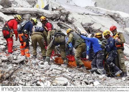 September 21 2017 EUM20170921NAC67 JPG CIUDAD DE MEXICO Seism Sismo CDMX 21 de septiembre 2017 Aspecto del rescate del cuerpo sin vida de Erik Gaona en los escombros de una edificacion colapsada en las calles San Luis Potosi y Medellin de la colonia Roma de la delegacion Cuauhtemoc con la participacion de rescatistas mexicanos e israelitas Foto Agencia EL UNIVERSAL RCC  - ZUMAu78_ 20170921_zaf_u78_088 Copyright: xBerenicexFregosox