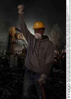 September 21, 2017 - Mexico, Mexico, MEXICO - Thursday September 21, 2017. A rescuer clinches his fist to ask for silence to hear for sounds of possible survivors after a 7.1 magnitude occurred in Mexico City on Tuesday. Mexico MEXICO - ZUMAp124 20170921_zaa_p124_008 Copyright: xJosexLunax
