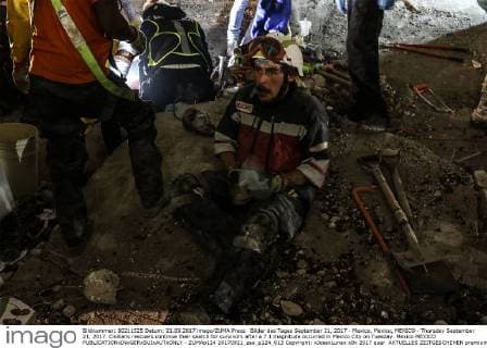Bilder des Tages September 21, 2017 - Mexico, Mexico, MEXICO - Thursday September 21, 2017. Civilians rescuers continue their search for survivors after a 7.1 magnitude occurred in Mexico City on Tuesday. Mexico MEXICO - ZUMAp124 20170921_zaa_p124_013 Copyright: xJosexLunax