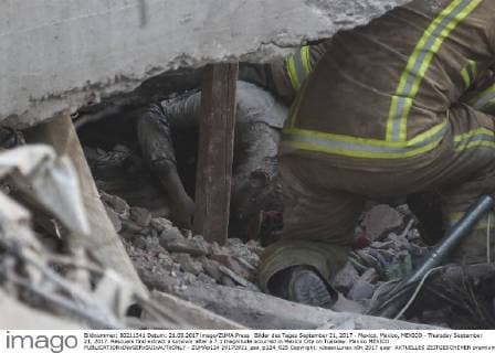 Bilder des Tages September 21, 2017 - Mexico, Mexico, MEXICO - Thursday September 21, 2017. Rescuers find extract a survivor after a 7.1 magnitude occurred in Mexico City on Tuesday. Mexico MEXICO - ZUMAp124 20170921_zaa_p124_025 Copyright: xJosexLunax