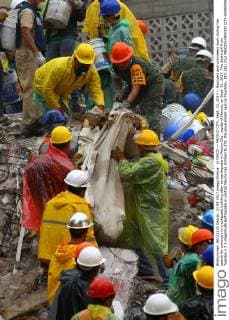 (170922) -- MEXICO CITY, Sept. 22, 2017 -- Rescuers and volunteers work during the search for survivors in a collapsed building after an earthquake in Mexico City, capital of Mexico, on Sept. 21, 2017. The death toll from Tuesday s 7.1-magnitude earthquake in central Mexico has climbed to 273, the government said on Thursday. Str) (da) (hy) MEXICO-MEXICO CITY-ENVIRONMENT-EARTHQUAKE e Str 