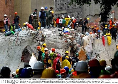 (170922) -- MEXICO CITY, Sept. 22, 2017 -- Rescuers and volunteers work during the search for survivors in a collapsed building after an earthquake in Mexico City, capital of Mexico, on Sept. 21, 2017. The death toll from Tuesday s 7.1-magnitude earthquake in central Mexico has climbed to 273, the government said on Thursday. Str) (da) (vf) (hy) MEXICO-MEXICO CITY-ENVIRONMENT-EARTHQUAKE e Str 
