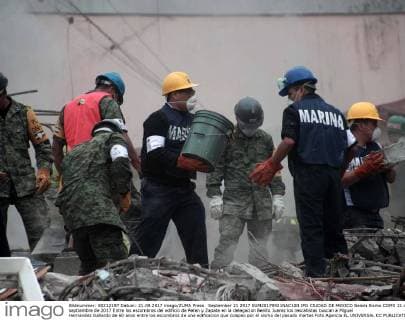September 21 2017 EUM20170921NAC100 JPG CIUDAD DE MEXICO Seism Sismo CDMX 21 de septiembre de 2017 Entre los escombros del edificio de Peten y Zapata en la delegacion Benito Juarez los rescatistas buscan a Miguel Hernandez Gallardo de 60 anos entre los escombros de una edificacion que colapso por el sismo del pasado martes Foto Agencia EL UNIVERSAL CC  - ZUMAu78_ 20170921_zaf_u78_130 Copyright: xAlejandraxLeyvax