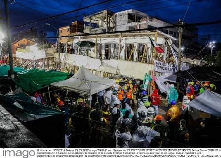 September 22 2017 EUM20170922NAC09 JPG CIUDAD DE MEXICO Seism Sismo CDMX 22 de septiembre 2017 Aspecto de las labores de rescate en la escuela Enrique Rebsamen la noche de ayer jueves en la cual buscan rescatar a una persona que se encuentra atrapada por los escombros Foto Agencia EL UNIVERSAL RCC  - ZUMAu78_ 20170922_zaf_u78_013 Copyright: xCristopherxRogelxBlanquetx