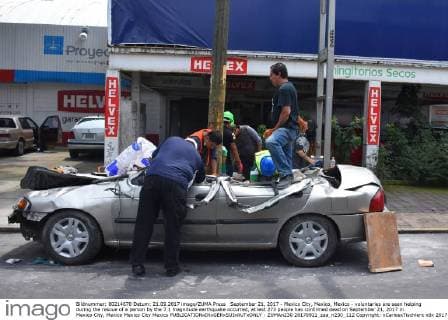 September 21, 2017 - Mexico City, Mexico, Mexico - voluntaries are seen helping during the rescue of a person by the 7.1 magnitude earthquake occurred, at lest 273 people has confirmed dead on September 21, 2017 in Mexico City, Mexico Mexico City Mexico  - ZUMAn230 20170921_zaa_n230_112 Copyright: xCarlosxTischlerx