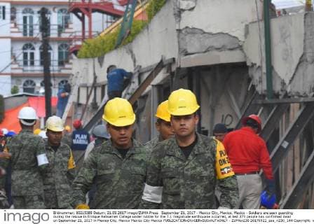 September 21, 2017 - Mexico City, Mexico, Mexico - Soldiers are seen guarding during the rescue in Enrique Rebsamen College under rubble for the 7.1 magnitude earthquake occurred, at lest 273 people has confirmed dead on September 21, 2017 in Mexico City, Mexico Mexico City Mexico  - ZUMAn230 20170921_zaa_n230_144 Copyright: xCarlosxTischlerx