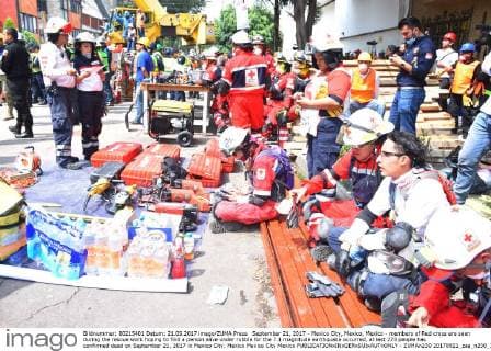 September 21, 2017 - Mexico City, Mexico, Mexico - members of Red cross are seen during the rescue work hoping to find a person alive under rubble for the 7.1 magnitude earthquake occurred, at lest 273 people has confirmed dead on September 21, 2017 in Mexico City, Mexico Mexico City Mexico  - ZUMAn230 20170921_zaa_n230_114 Copyright: xCarlosxTischlerx