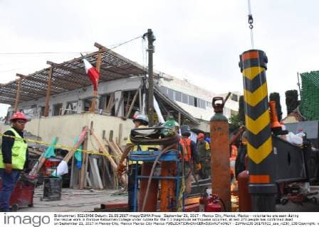 September 21, 2017 - Mexico City, Mexico, Mexico - voluntaries are seen during the rescue work in Enrique Rebsamen College under rubble for the 7.1 magnitude earthquake occurred, at lest 273 people has confirmed dead on September 21, 2017 in Mexico City, Mexico Mexico City Mexico  - ZUMAn230 20170921_zaa_n230_138 Copyright: xCarlosxTischlerx