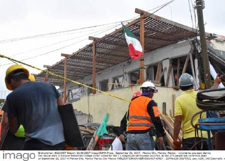 September 21, 2017 - Mexico City, Mexico, Mexico - voluntaries are seen during the rescue work in Enrique Rebsamen College under rubble for the 7.1 magnitude earthquake occurred, at lest 273 people has confirmed dead on September 21, 2017 in Mexico City, Mexico Mexico City Mexico  - ZUMAn230 20170921_zaa_n230_140 Copyright: xCarlosxTischlerx
