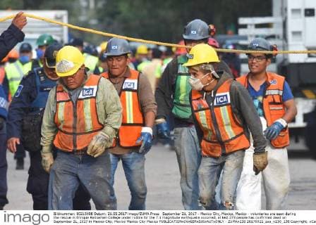 September 21, 2017 - Mexico City, Mexico, Mexico - voluntaries are seen during the rescue in Enrique Rebsamen College under rubble for the 7.1 magnitude earthquake occurred, at lest 273 people has confirmed dead on September 21, 2017 in Mexico City, Mexico Mexico City Mexico  - ZUMAn230 20170921_zaa_n230_136 Copyright: xCarlosxTischlerx