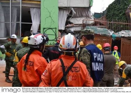 September 21, 2017 - Mexico City, Mexico, Mexico - A soldier and civil protection are seen during the rescue work hoping to find a person alive under rubble for the 7.1 magnitude earthquake occurred, at lest 273 people has confirmed dead on September 21, 2017 in Mexico City, Mexico Mexico City Mexico  - ZUMAn230 20170921_zaa_n230_134 Copyright: xCarlosxTischlerx