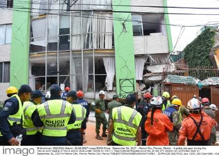 September 21, 2017 - Mexico City, Mexico, Mexico - A police are seen during the rescue work hoping to find a person alive under rubble for the 7.1 magnitude earthquake occurred, at lest 273 people has confirmed dead on September 21, 2017 in Mexico City, Mexico Mexico City Mexico  - ZUMAn230 20170921_zaa_n230_131 Copyright: xCarlosxTischlerx