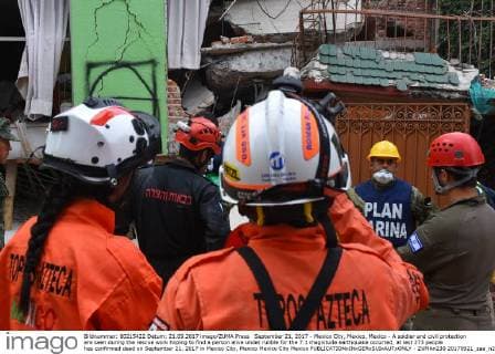 September 21, 2017 - Mexico City, Mexico, Mexico - A soldier and civil protection are seen during the rescue work hoping to find a person alive under rubble for the 7.1 magnitude earthquake occurred, at lest 273 people has confirmed dead on September 21, 2017 in Mexico City, Mexico Mexico City Mexico  - ZUMAn230 20170921_zaa_n230_132 Copyright: xCarlosxTischlerx
