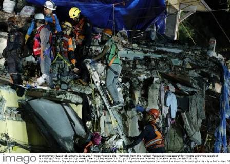 Members from the Mexican Rescue Services search for victims under the rubble of a building of flats in Mexico City, Mexico, early 22 September 2017. Up to 7 people are believed to be alive under the debris in this building in Mexico City where at least 137 people have died after the 7.1 magnitude earthquake that shook the country. According to the city s Authorities, 50 people are believed to be alive waiting to be rescued. EARTHQUAKE MEXICO !ACHTUNG: NUR REDAKTIONELLE NUTZUNG!  Copyright: xJosexMendezx 20170922-636416851392318210