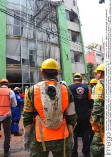 September 21, 2017 - Mexico City, Mexico, Mexico - A soldier and civil protection are seen during the rescue work hoping to find a person alive under rubble for the 7.1 magnitude earthquake occurred, at lest 273 people has confirmed dead on September 21, 2017 in Mexico City, Mexico Mexico City Mexico  - ZUMAn230 20170921_zaa_n230_128 Copyright: xCarlosxTischlerx