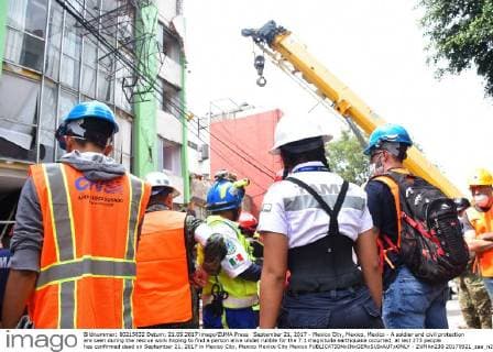 September 21, 2017 - Mexico City, Mexico, Mexico - A soldier and civil protection are seen during the rescue work hoping to find a person alive under rubble for the 7.1 magnitude earthquake occurred, at lest 273 people has confirmed dead on September 21, 2017 in Mexico City, Mexico Mexico City Mexico  - ZUMAn230 20170921_zaa_n230_125 Copyright: xCarlosxTischlerx