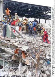 September 22, 2017 - Mexico City, Mexico - Mexican and Israeli brigaders participate in the recovery efforts of the body of Erick Gaona, following the earthquake in which hundreds have died. Mexico City Mexico  - ZUMAu78_ 20170922_zaf_u78_011 Copyright: xElxUniversalx