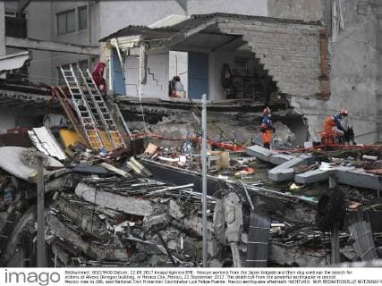 Rescue workers from the Japan brigade and their dog continue the search for victims at Alvaro Obregon building, in Mexico City, Mexico, 22 September 2017. The death toll from the powerful earthquake in central Mexico rose to 286, said National Civil Protection Coordinator Luis Felipe Puente. Mexico earthquake aftermath !ACHTUNG: NUR REDAKTIONELLE NUTZUNG!  Copyright: xJoséxMéndezx MEX11 20170922-636417023069476082